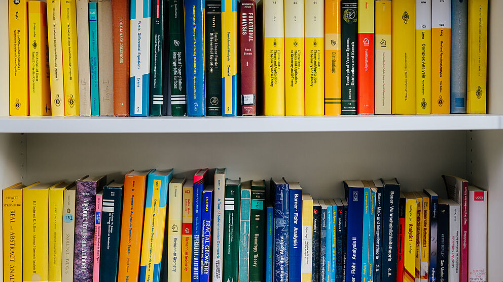 Bücher in einem Regal