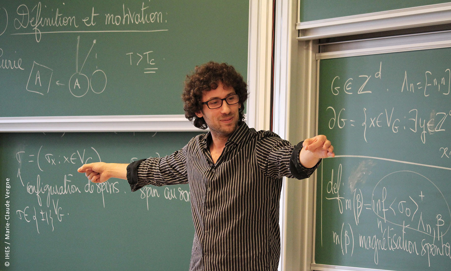 Prof. Dr. Hugo Duminil-Copin beim Erklären vor einer Tafel.